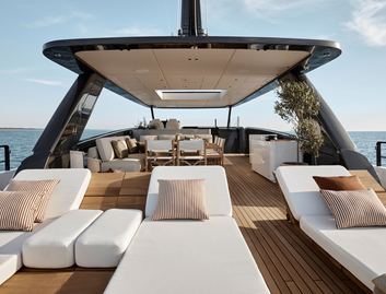 Azimut Magellano 27M, Fly Deck/Sportdeck