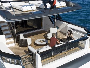 Ferretti 940, Deck Area