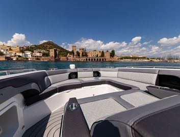 Galeon 375 GTO, Deck Area