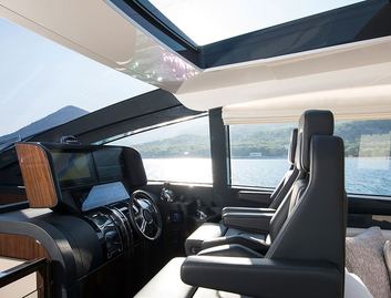 Lazzara LSX67, Helm Station