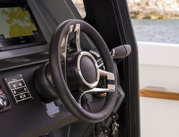 Aiata Wayfinder 38 Suntop, Helm Station