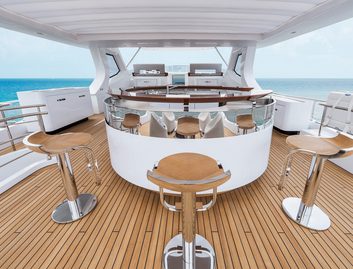 Azimut Grande 35 Metri, Fly Deck/Sportdeck