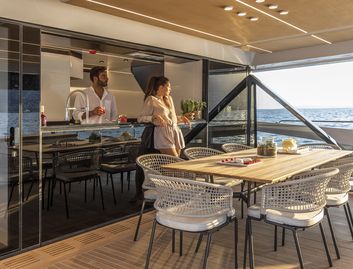 Extra 86, Deck Area