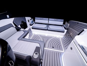 Galeon 325 GTO, Deck Area