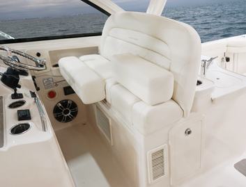 Grady-White Freedom 375 , Helm Station