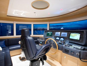 Apreamare Maestro 82, Helm Station