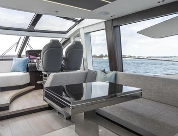 Sunseeker Predator 75 Gen 2, Helm Station