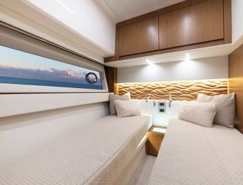 Tiara EX60, Accommodation