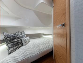 Tiara 34LS, Accommodation