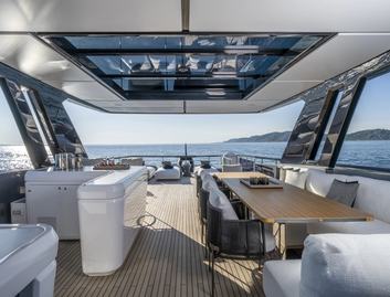 Ferretti 940, Fly Deck/Sportdeck
