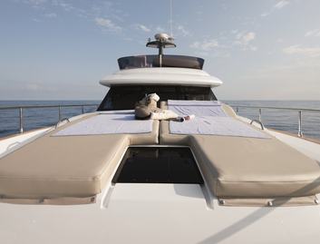 Azimut Magellano 43, Deck Area