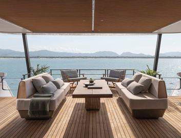 Azimut Grande 30M, Deck Area