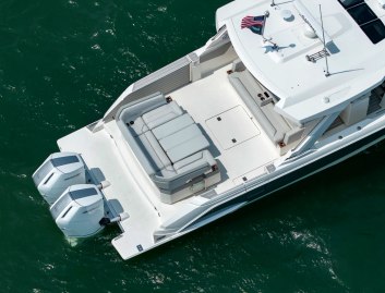 Tiara 43LS, Deck Area