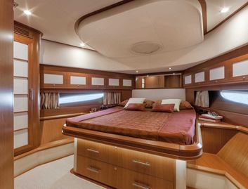 Mochi Craft Dolphin 64 Cruiser, Accommodation