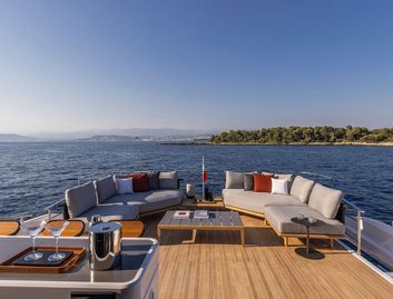 Ferretti 1000 Skydeck, Deck Area