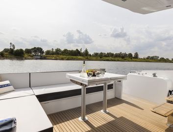 Galeon 560 Skydeck, Deck Area