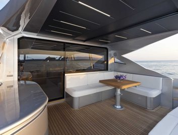 Pershing 74, Deck Area