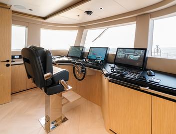 Gulf Craft Majesty 100 Terrace , Helm Station