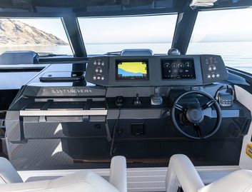 SantaSevera 52 Sport, Helm Station