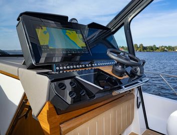 Tiara EX54 , Helm Station