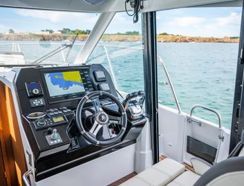 Beneteau Yachts Antares 11 , Helm Station