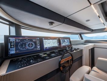 Ferretti Yachts INFYNITO 80, Helm Station