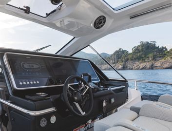 Azimut Verve 48, Helm Station