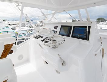 Hatteras GT54, Helm Station