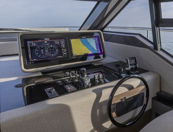 Ferretti 580, Helm Station