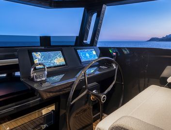 Arcadia A80new, Helm Station