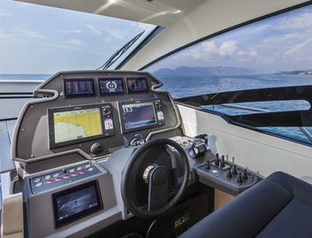 Pershing 70, Helm Station