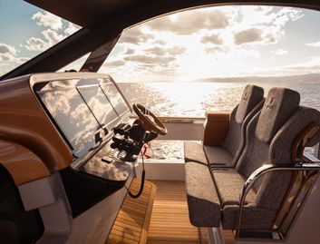 Invictus TT550 , Helm Station