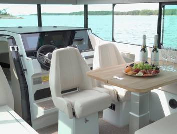 Saxdor 320 GTC, Helm Station