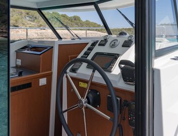 Beneteau Swift Trawler 30, Helm Station