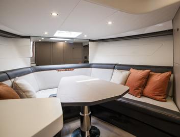 Fairline F Line 33, Interior