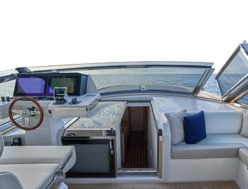 Itama 54, Helm Station