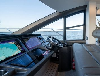 Sunseeker Manhattan 56  Mk2, Helm Station