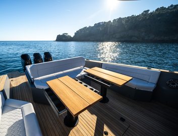 Maxim Yachts MAX44 R , Deck Area