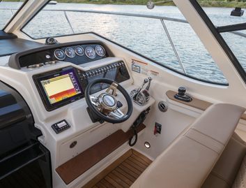 Sea Ray Sundancer 350 Gen 3, Helm Station