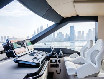 Gulf Craft Majesty 65 , Helm Station