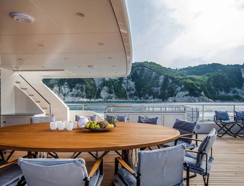 Cantiere delle Marche Darwin 102, Deck Area