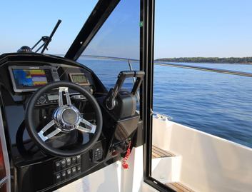 Jeanneau Merry Fisher 895  Mk1, Helm Station