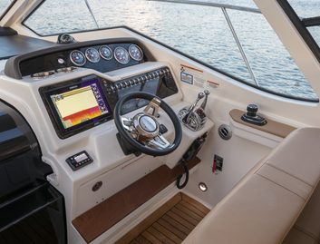 Sea Ray Sundancer 350 Coupé, Helm Station