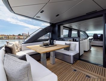 Pershing GTX70, Deck Area