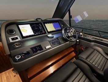 Riviera 505 SUV, Helm Station