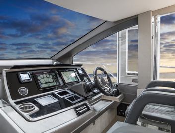 Sunseeker Manhattan 66 Mk2, Helm Station