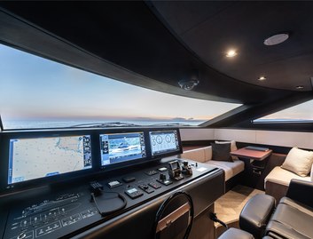 Ferretti 800 Gen 2, Helm Station