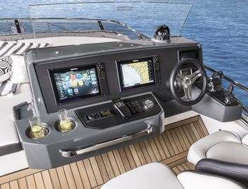 Bavaria R55, Helm Station