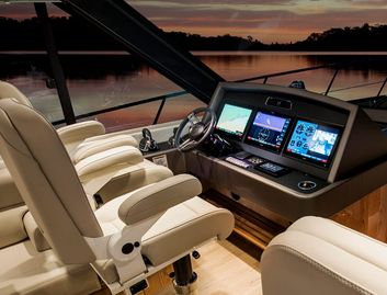 Riviera 575 SUV, Helm Station