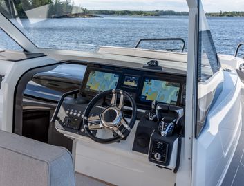 Quarken 35 Sport Tourer, Helm Station